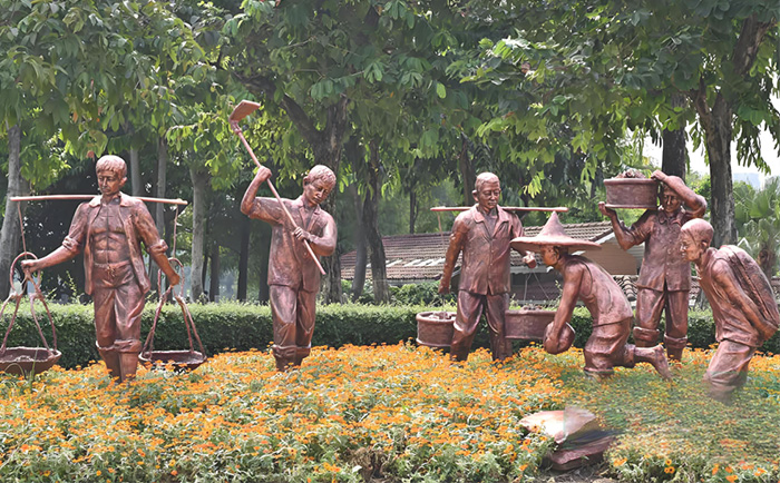 銅雕人物，為步行街注入“人情味”